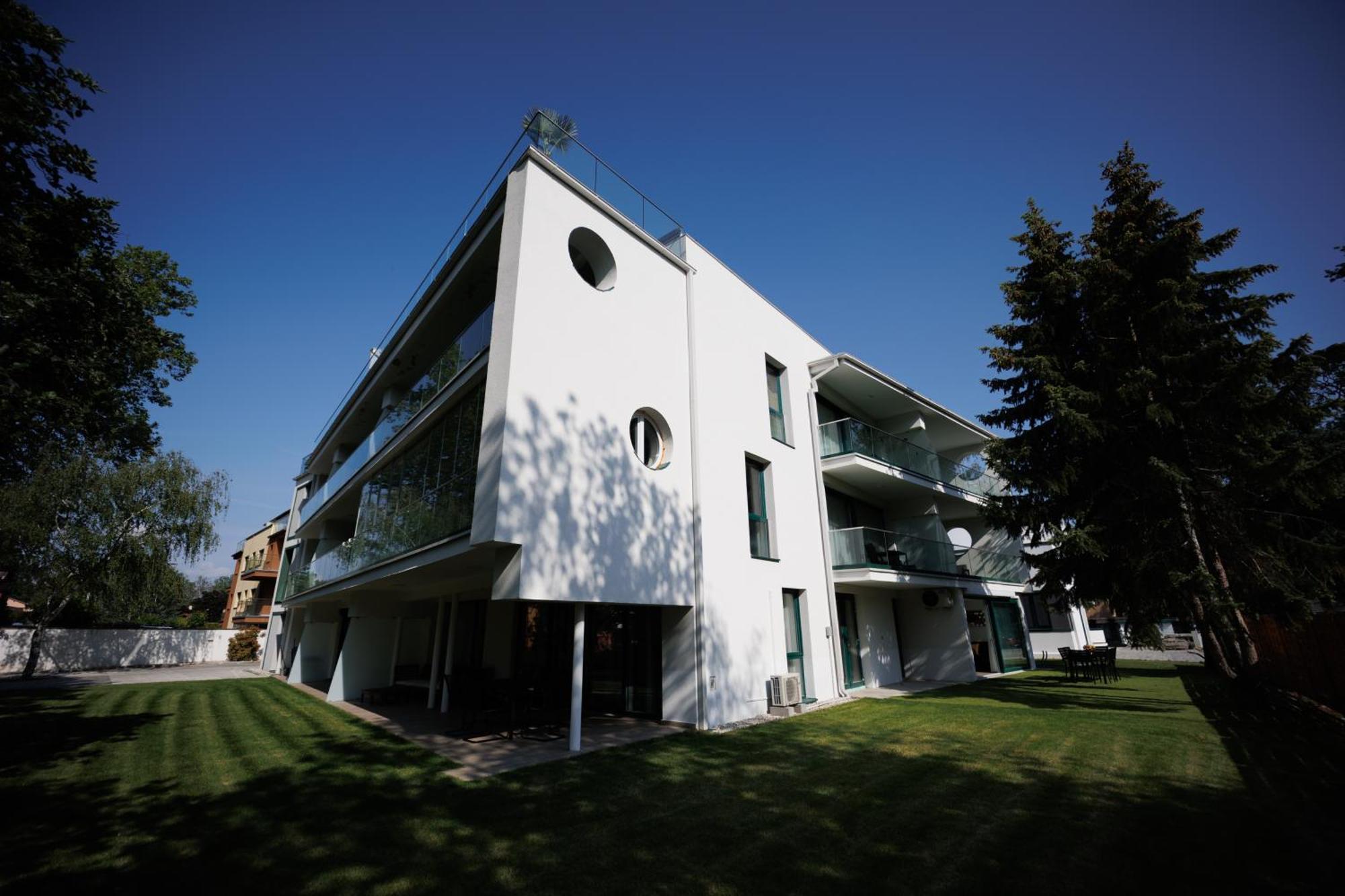 Villa Bauhaus Wellness Apartman Сиофок Екстериор снимка